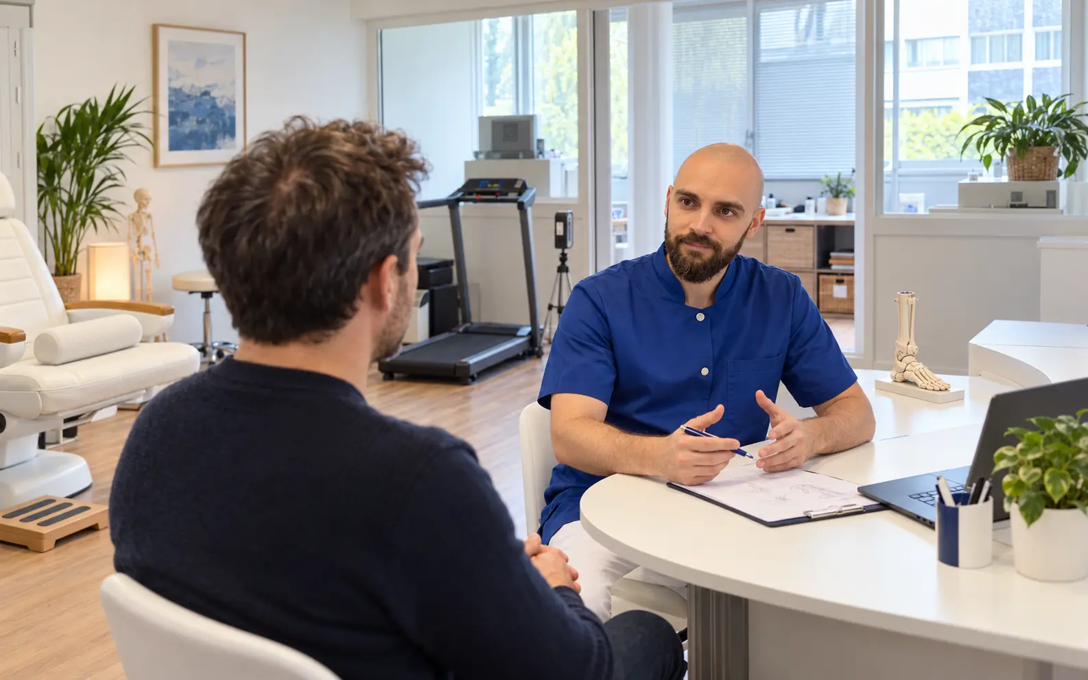 Sébastien Boret échange avec un patient dans son cabinet de podologie